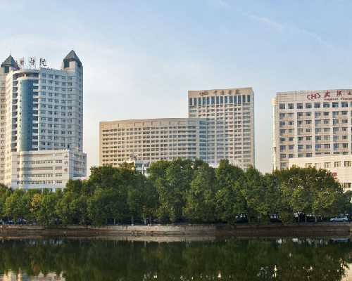 手指甲上有竖纹是缺少什么